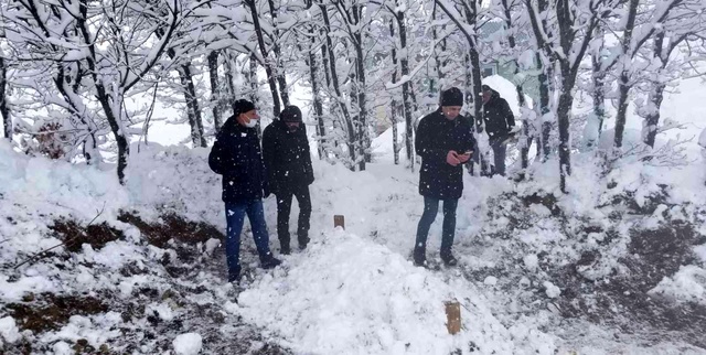 Kar ve tipinin geçit vermediği yolda cenaze kepçeyle mezarlığa taşındı Kar ve tipinin geçit vermediği yolda cenaze kepçeyle mezarlığa taşındı
