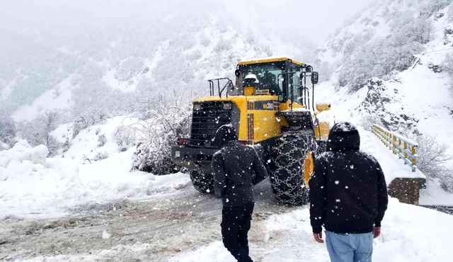 Kar ve tipinin geçit vermediği yolda cenaze kepçeyle mezarlığa taşındı Kar ve tipinin geçit vermediği yolda cenaze kepçeyle mezarlığa taşındı