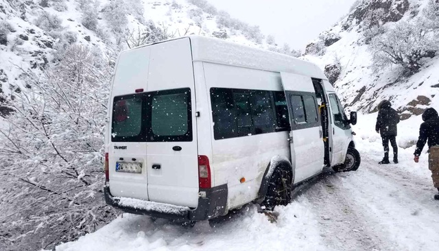 Kar ve tipinin geçit vermediği yolda cenaze kepçeyle mezarlığa taşındı Kar ve tipinin geçit vermediği yolda cenaze kepçeyle mezarlığa taşındı