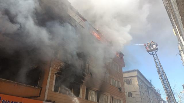 Son dakika: İstanbul'da korkutan yangın! Art arda patlamalar meydana geldi, ekipler olay yerinde