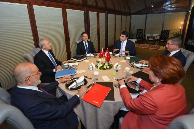 Akıllardaki tek soru yanıt buldu! 6 muhalefet partisi lideri oturma krizini yuvarlak masa ile çözdü Akıllardaki tek soru yanıt buldu! 6 muhalefet partisi lideri oturma krizini yuvarlak masa ile çözdü