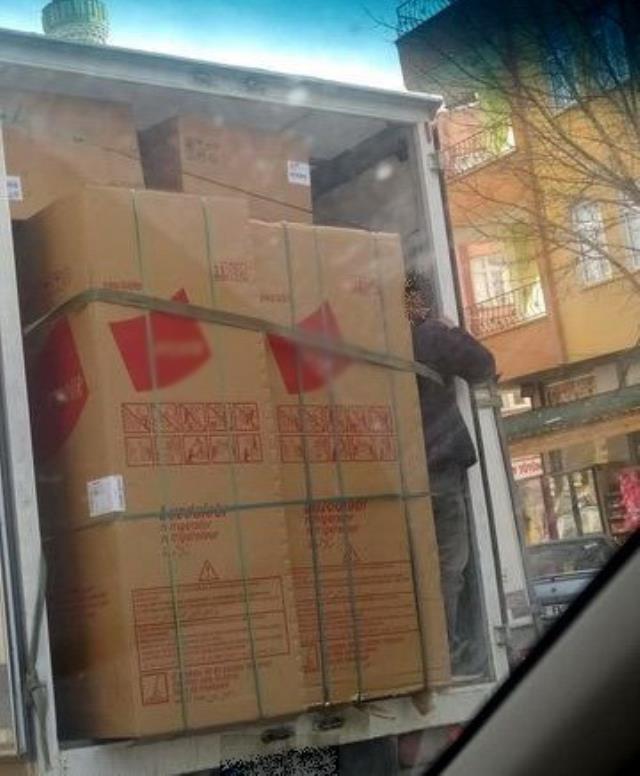 Fotoğraf sosyal medyada paylaşıldı, polis harekete geçti! Beyaz eşya ile kamyonet kasası arasındaki tehlikeli yolculuğa ceza Fotoğraf sosyal medyada paylaşıldı, polis harekete geçti! Beyaz eşya ile kamyonet kasası arasındaki tehlikeli yolculuğa ceza
