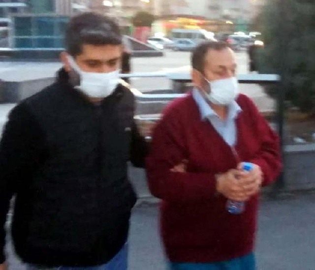 Kızını bıçaklayarak öldüren baba, kendini böyle savundum: Korkudan üzerimdeki bıçağı sağa sola savurdum Kızını bıçaklayarak öldüren baba, kendini böyle savundum: Korkudan üzerimdeki bıçağı sağa sola savurdum