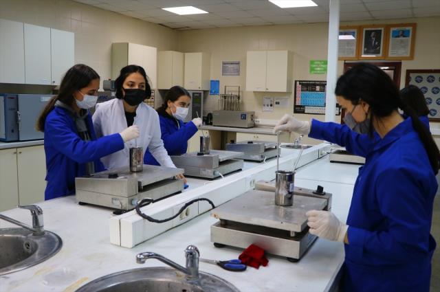 Tekirdağ'daki 4 meslek lisesi fabrika gibi çalışıyor! Geçen yıl 6 milyon 575 bin lira ciro yaptılar Tekirdağ'daki 4 meslek lisesi fabrika gibi çalışıyor! Geçen yıl 6 milyon 575 bin lira ciro yaptılar