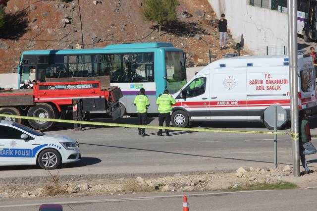 Böyle kaza görülmedi! Camdan fırlayınca kendi kullandığı otobüsün altında ezildi Böyle kaza görülmedi! Camdan fırlayınca kendi kullandığı otobüsün altında ezildi
