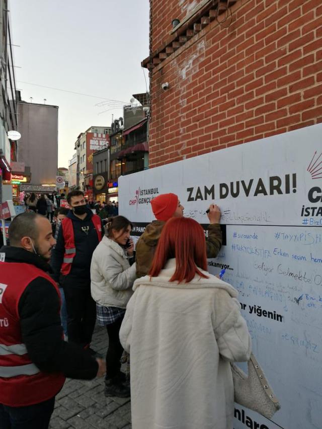 CHP'den 39 ilçede 'zam duvarı' eylemi! Vatandaşlar düşüncelerini yazdı CHP'den 39 ilçede 'zam duvarı' eylemi! Vatandaşlar düşüncelerini yazdı