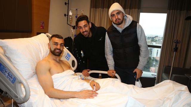 Elmacık kemiğine darbe alan Fenerbahçe'nin forveti Serdar Dursun ameliyat oldu Elmacık kemiğine darbe alan Fenerbahçe'nin forveti Serdar Dursun ameliyat oldu
