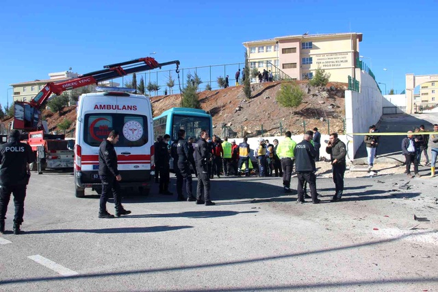 Halk otobüsüyle AFAD aracı çarpıştı: 1 ölü, 3 yaralı Halk otobüsüyle AFAD aracı çarpıştı: 1 ölü, 3 yaralı