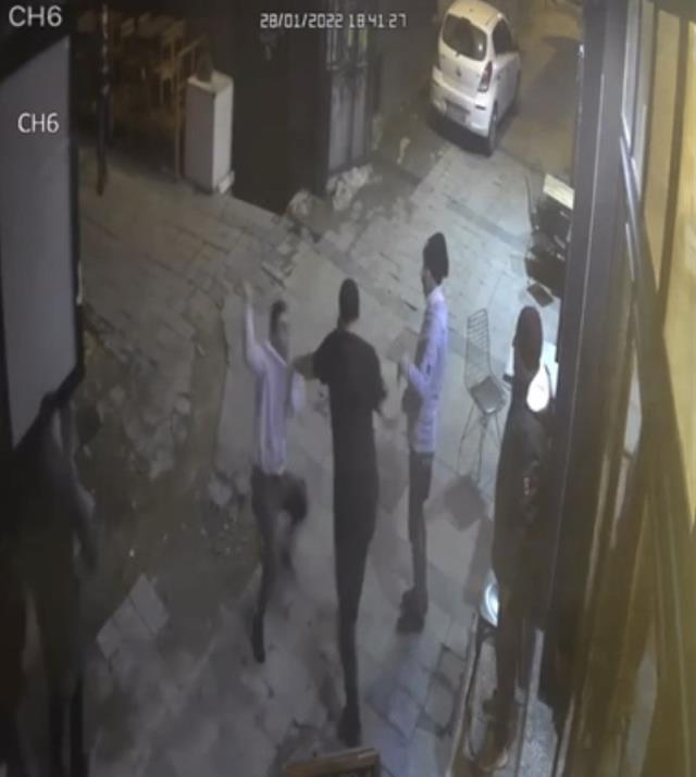 Kafasında kivi kıran oyuncu Bahadır Ünlü'nün müşterisine saldırdığı anların yeni görüntüleri ortaya çıktı Kafasında kivi kıran oyuncu Bahadır Ünlü'nün müşterisine saldırdığı anların yeni görüntüleri ortaya çıktı