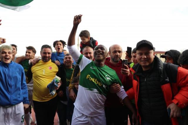 Yattara, 41 yaşında sahalara geri döndü! İşte yeni takımı ve dikkat çeken forma numarası