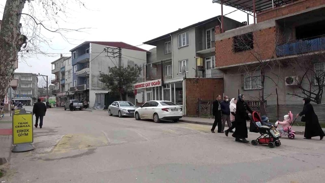 Fren yerine gaza basan acemi sürücü dehşet saçtı: 4 yaralı Fren yerine gaza basan acemi sürücü dehşet saçtı: 4 yaralı