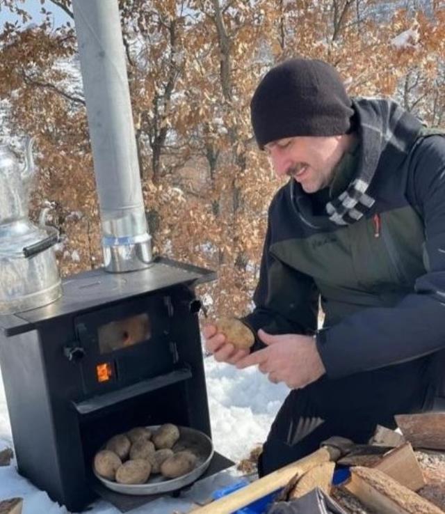 Eski Adalet Bakanı Abdulhamit Gül'den istifa sonrası ilk fotoğraf! Köy hayatı yaşıyor Eski Adalet Bakanı Abdulhamit Gül'den istifa sonrası ilk fotoğraf! Köy hayatı yaşıyor