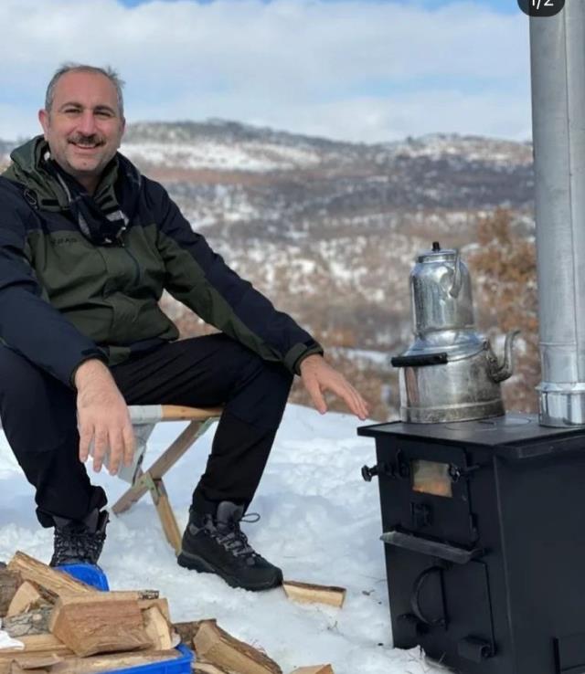 Eski Adalet Bakanı Abdulhamit Gül'den istifa sonrası ilk fotoğraf! Köy hayatı yaşıyor Eski Adalet Bakanı Abdulhamit Gül'den istifa sonrası ilk fotoğraf! Köy hayatı yaşıyor