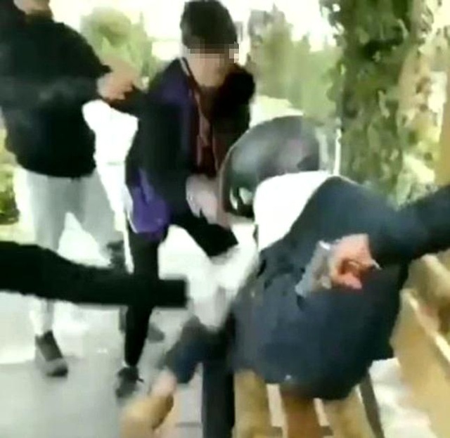 Vicdansızlıkları pes dedirtti! Aralarına aldıkları arkadaşlarına silah çekip, kaskla dövdüler