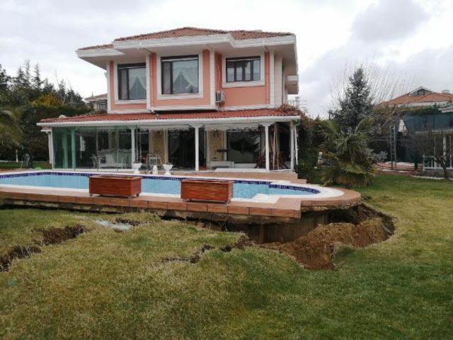 İstanbul'daki lüks sitede toprak yarıldı! Villalar her gün 10'ar santim kayıyor İstanbul'daki lüks sitede toprak yarıldı! Villalar her gün 10'ar santim kayıyor