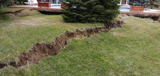 İstanbul'daki lüks sitede toprak yarıldı! Villalar her gün 10'ar santim kayıyor İstanbul'daki lüks sitede toprak yarıldı! Villalar her gün 10'ar santim kayıyor