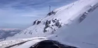 Şavşat-Ardahan kara yolu Sahara Geçidi'nde çığ düştü (2)
