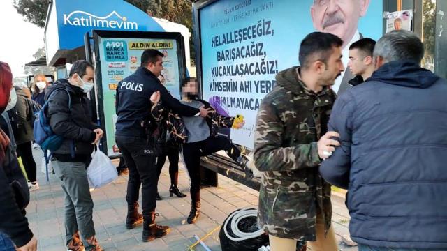 Adana'da bir kadın, kendisini taciz eden kişiyi durakta tekmeledi Adana'da bir kadın, kendisini taciz eden kişiyi durakta tekmeledi