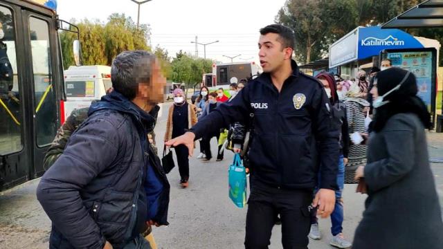 Adana'da bir kadın, kendisini taciz eden kişiyi durakta tekmeledi Adana'da bir kadın, kendisini taciz eden kişiyi durakta tekmeledi