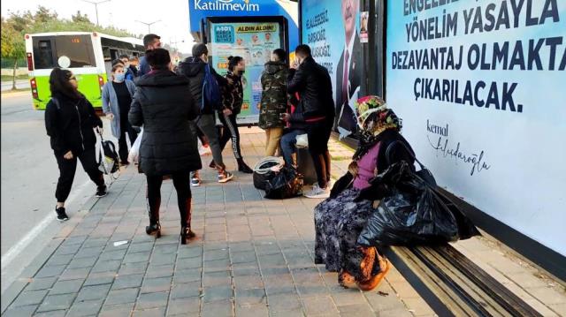 Adana'da bir kadın, kendisini taciz eden kişiyi durakta tekmeledi Adana'da bir kadın, kendisini taciz eden kişiyi durakta tekmeledi