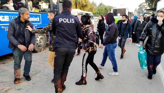 Adana'da bir kadın, kendisini taciz eden kişiyi durakta tekmeledi Adana'da bir kadın, kendisini taciz eden kişiyi durakta tekmeledi