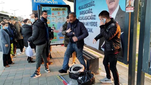 Adana'da bir kadın, kendisini taciz eden kişiyi durakta tekmeledi Adana'da bir kadın, kendisini taciz eden kişiyi durakta tekmeledi