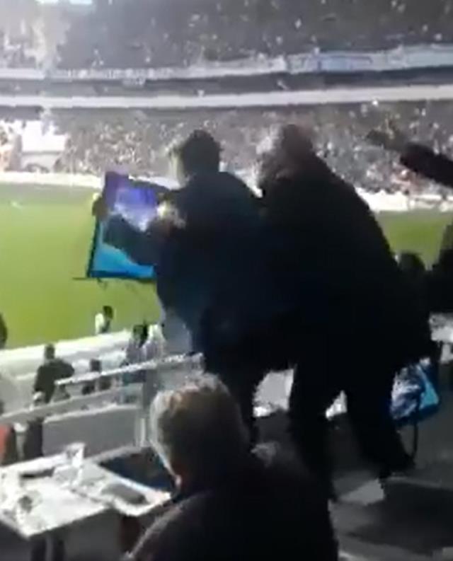 Herkes bu görüntüleri konuşuyor! Murat Sancak, Beşiktaş maçında protokol tribünündeki televizyonu kırdı Herkes bu görüntüleri konuşuyor! Murat Sancak, Beşiktaş maçında protokol tribünündeki televizyonu kırdı