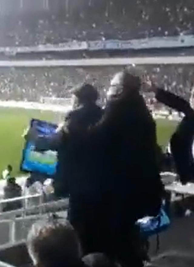 Herkes bu görüntüleri konuşuyor! Murat Sancak, Beşiktaş maçında protokol tribünündeki televizyonu kırdı Herkes bu görüntüleri konuşuyor! Murat Sancak, Beşiktaş maçında protokol tribünündeki televizyonu kırdı