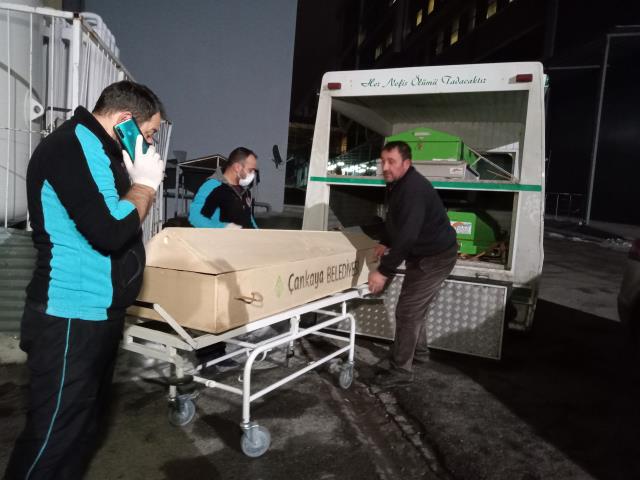 Sivas'taki aile vahşetinde tüyler ürperten detay! Babasını öldürdükten sonra çıplak halde dışarıya çıkarak donmayı beklemiş Sivas'taki aile vahşetinde tüyler ürperten detay! Babasını öldürdükten sonra çıplak halde dışarıya çıkarak donmayı beklemiş