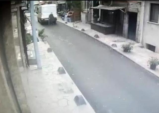 Taksim'de dehşet anları kamerada! 70 yaşındaki kadın minibüsün altında kaldı Taksim'de dehşet anları kamerada! 70 yaşındaki kadın minibüsün altında kaldı