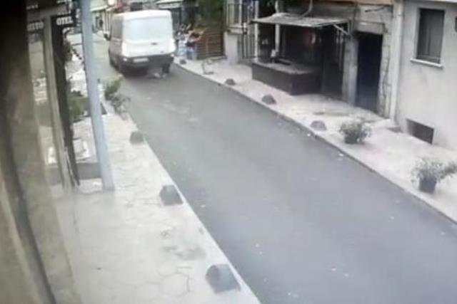 Taksim'de dehşet anları kamerada! 70 yaşındaki kadın minibüsün altında kaldı Taksim'de dehşet anları kamerada! 70 yaşındaki kadın minibüsün altında kaldı