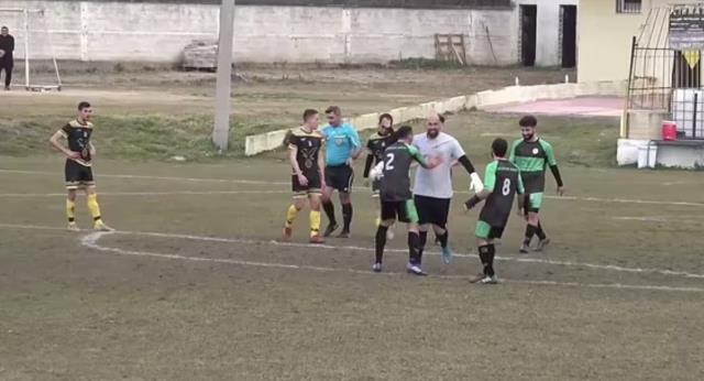 Akılalmaz maç tüm dünyanın dilinde! Çılgın kaleci inanılmazı başardı