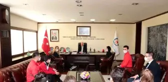 Denizlili yüzme sporcuları Belediye Başkanı Zolan'ı ziyaret etti