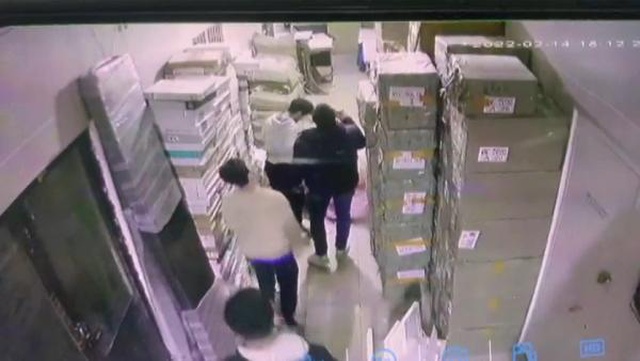 Telefonuna bakan genç, önündeki boşluğu fark etmeyip aşağı kata ışınlandı Telefonuna bakan genç, önündeki boşluğu fark etmeyip aşağı kata ışınlandı