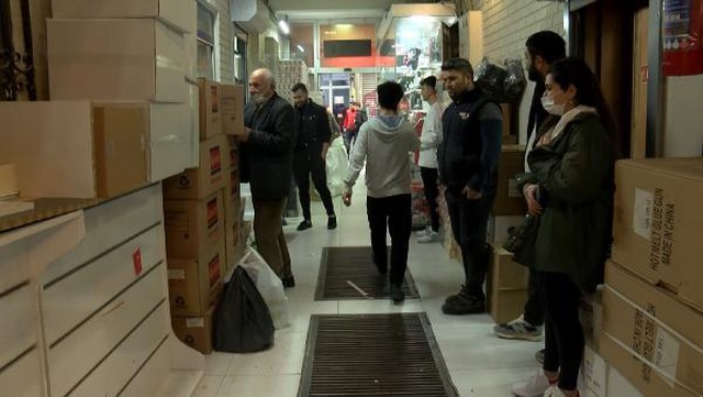 Telefonuna bakan genç, önündeki boşluğu fark etmeyip aşağı kata ışınlandı Telefonuna bakan genç, önündeki boşluğu fark etmeyip aşağı kata ışınlandı