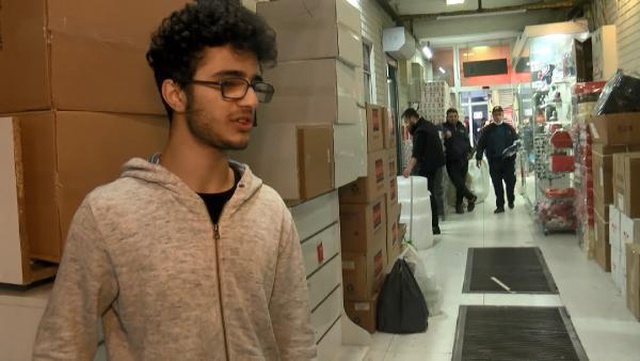 Telefonuna bakan genç, önündeki boşluğu fark etmeyip aşağı kata ışınlandı Telefonuna bakan genç, önündeki boşluğu fark etmeyip aşağı kata ışınlandı