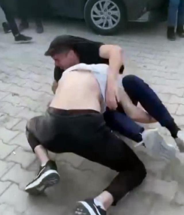 Liselilerin kavgasına arkadaşlarından 'Vur, vur' tezahüratlı destek Liselilerin kavgasına arkadaşlarından 'Vur, vur' tezahüratlı destek