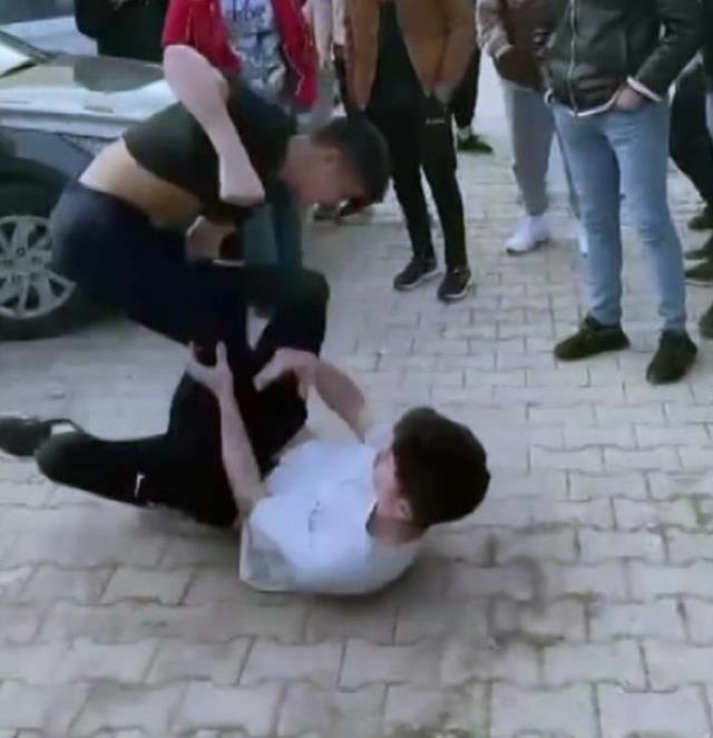 Liselilerin kavgasına arkadaşlarından 'Vur, vur' tezahüratlı destek Liselilerin kavgasına arkadaşlarından 'Vur, vur' tezahüratlı destek
