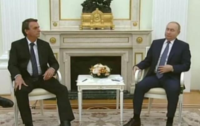 Macron ve Scholz'a masa ile gönderme yapan Putin, Balsonaro görüşmesinde ters köşe yaptı Macron ve Scholz'a masa ile gönderme yapan Putin, Balsonaro görüşmesinde ters köşe yaptı