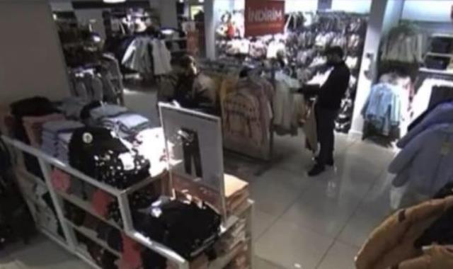 Mağazada genç kadını izleyerek kendini tatmin eden sapık, yakalandı