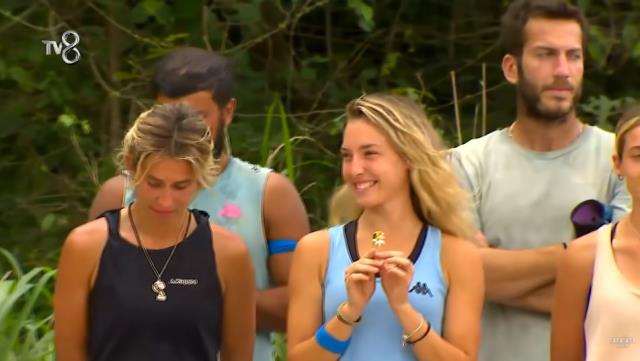 Survivor'da 14 Şubat kutlaması! Mert, sevgilisi Sude'ye çiçek hediye ediyor Survivor'da 14 Şubat kutlaması! Mert, sevgilisi Sude'ye çiçek hediye ediyor