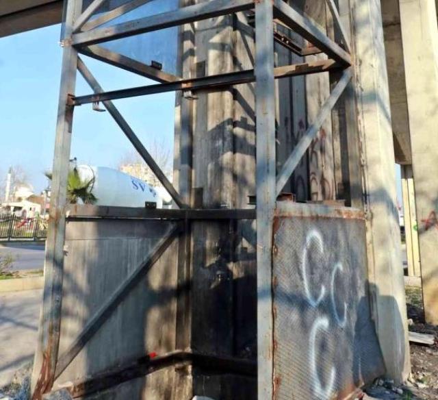 Üst geçit asansör kabininden demir çalarken yakalandı, polise 'çektirme abi' dedi Üst geçit asansör kabininden demir çalarken yakalandı, polise 'çektirme abi' dedi