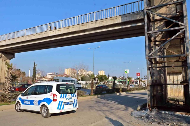 Üst geçit asansör kabininden demir çalarken yakalandı, polise 'çektirme abi' dedi Üst geçit asansör kabininden demir çalarken yakalandı, polise 'çektirme abi' dedi
