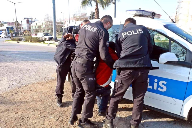 Üst geçit asansör kabininden demir çalarken yakalandı, polise 'çektirme abi' dedi Üst geçit asansör kabininden demir çalarken yakalandı, polise 'çektirme abi' dedi