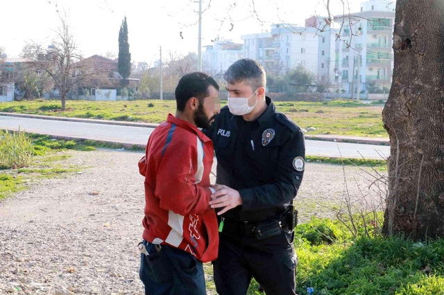 Üst geçit asansör kabininden demir çalarken yakalandı, polise 'çektirme abi' dedi Üst geçit asansör kabininden demir çalarken yakalandı, polise 'çektirme abi' dedi