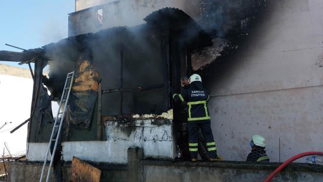 Yangında mahsur kalan 95 yaşındaki kadını polis memuru sırtında taşıyarak kurtardı