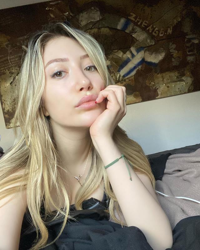 Yasmin Erbil, deri elbiseli pozlarıyla tüm dikkatleri üzerine çekti