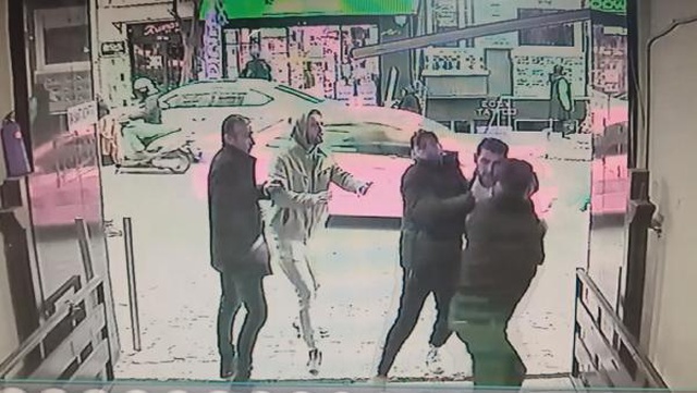 Kadını dövmesini engelleyen esnafa kılıçla saldırdı Kadını dövmesini engelleyen esnafa kılıçla saldırdı