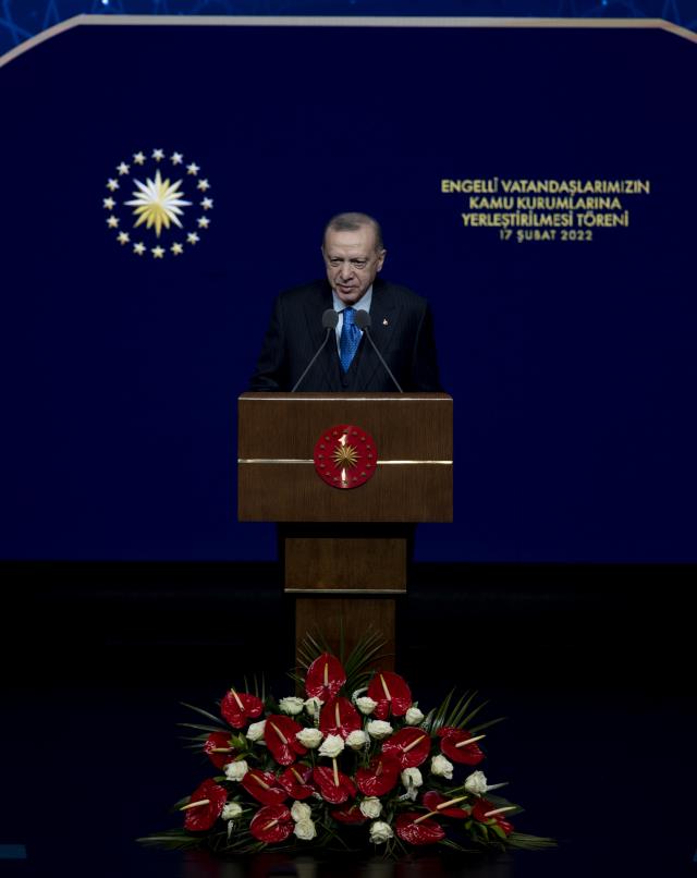 Cumhurbaşkanı Erdoğan, atanan engelli memurun soyadını duyunca espriyi patlattı Cumhurbaşkanı Erdoğan, atanan engelli memurun soyadını duyunca espriyi patlattı