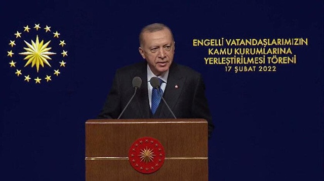 Cumhurbaşkanı Erdoğan, atanan engelli memurun soyadını duyunca espriyi patlattı Cumhurbaşkanı Erdoğan, atanan engelli memurun soyadını duyunca espriyi patlattı